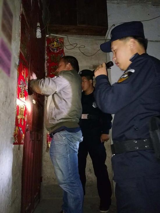 安阳粗心妈妈误将幼女锁家中 