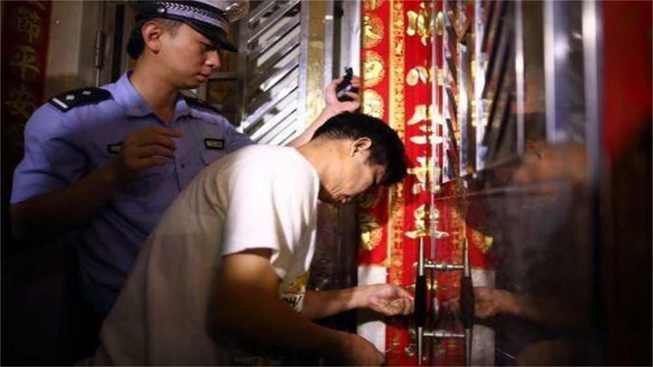 安阳请开锁师傅开了锁后，师傅